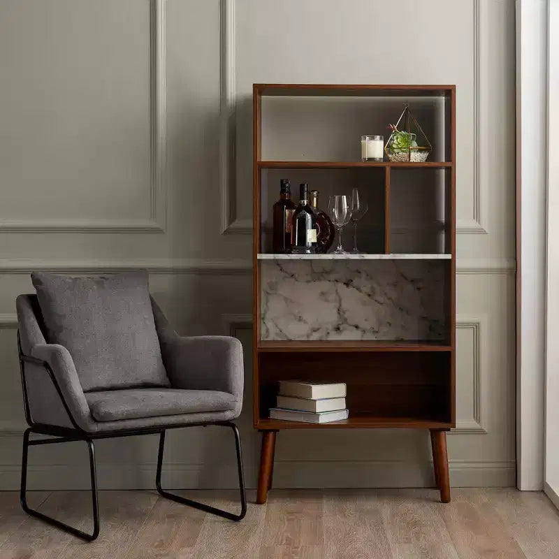 Libreria aperta Mid-Century da 58" con ripiano effetto marmo e gambe in noce – 4 ripiani