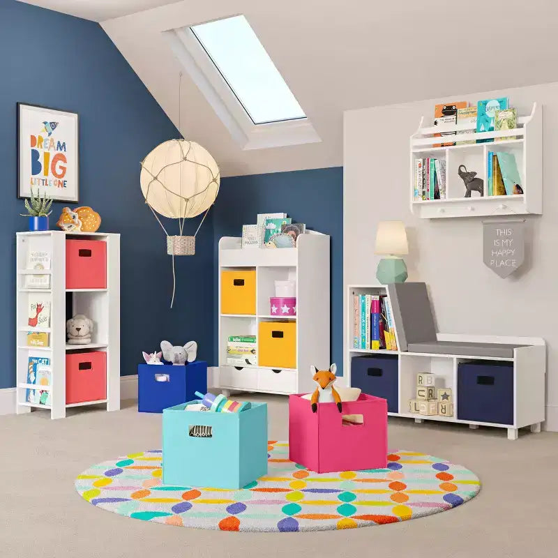 Torre Organizer per Libri e Giocattoli per Bambini – 3 Scomparti, 6 Scaffali per Libri, Bianca con 2 Contenitori in Tessuto