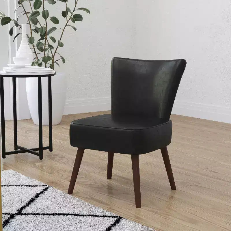 Sedia laterale d'accento retrò Mid-Back Merrick Lane Santino in similpelle nera con gambe svasate in legno