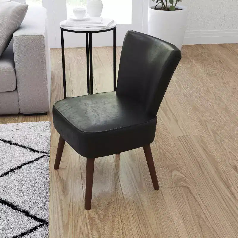 Sedia laterale d'accento retrò Mid-Back Merrick Lane Santino in similpelle nera con gambe svasate in legno